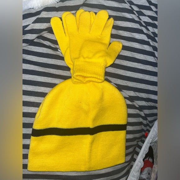 🎉HOST PICK🎉 Despicable Me Minion Winter Hat & Gloves *BRAND NEW/ NEVER WORN* - Picture 2 of 2